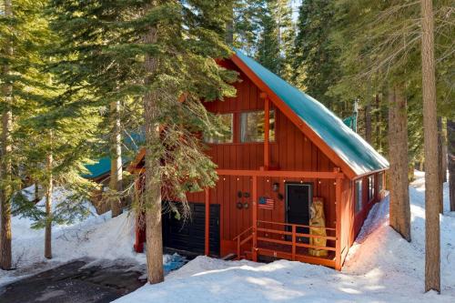 Mountain Cabin w Fireplace Balcony Easy Ski Access Bear Americana