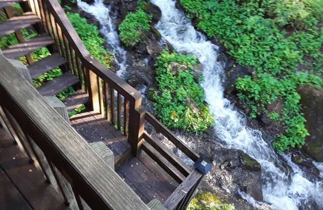 Berghütte mit hoher Erhebung mit Nebenfluss- und Wasserfallfront