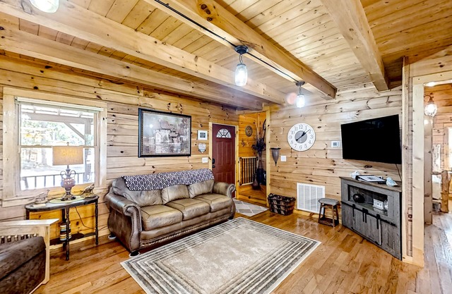 Mountain cabin with private hot tub, on-site creek, firepit & wildlife sightings
