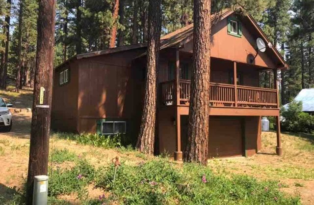Mountain Cabin with WiFi. Enjoy this quiet small-town retreat