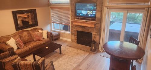 Mountain Chalet Near Snowbasin, 2BR