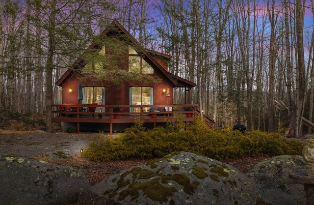 Mountain Chalet Retreat 4 bedrooms,3 baths,hot tub, sauna, game room, firepit