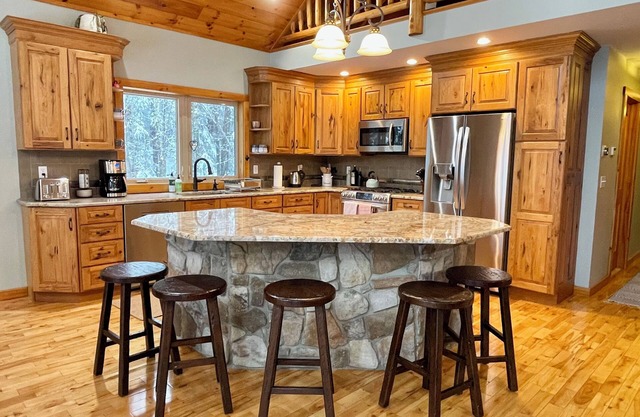 Mountain Chalet Retreat w HotTub. Minutes from Hunter, Windham, Tannersville.