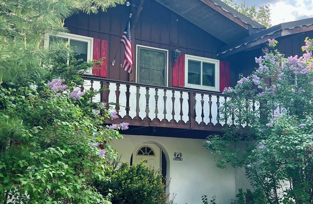 Mountain Chalet -Storyland & Outdoor fun awaits! Hiking, golf, shopping, dining!