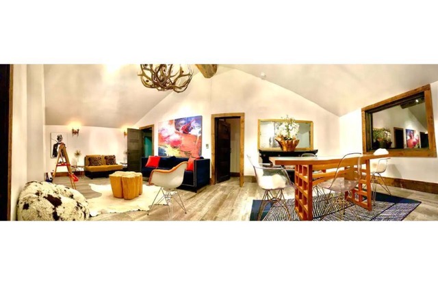 Mountain Chic Retreat (Entire Home)