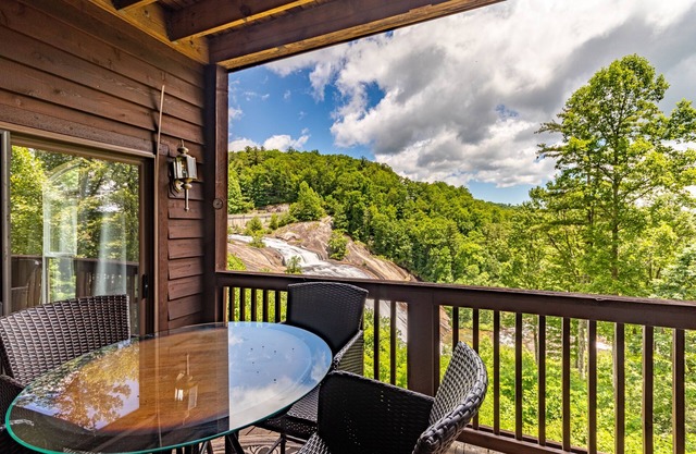 Mountain Condo mit spektakulärer Aussicht auf Toxaway Falls