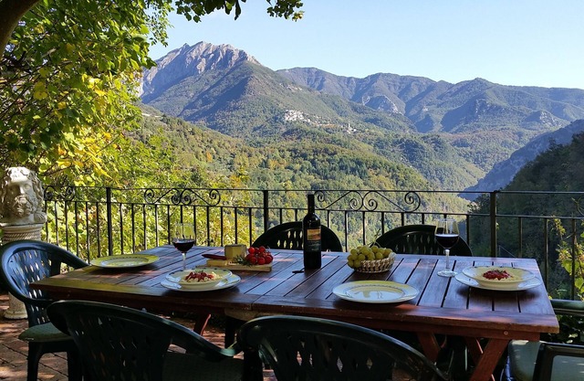 Berghütte mit tollem Ausblick in nettem Dorf mit Restaurant