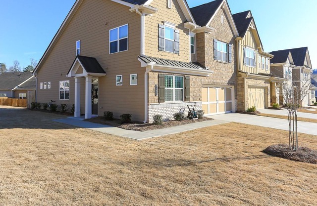Mountain Crest Town house, in Amenity Rich property, Walking trails, Upgraded