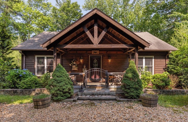 Mountain Dazzzze - HOT TUB - Pets Ok - Hike - Fish - Sleeps 8
