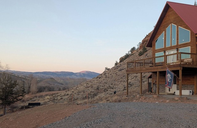 Mountain Escape: Incredible Views & Cozy Interior. Your Adventure Awaits!