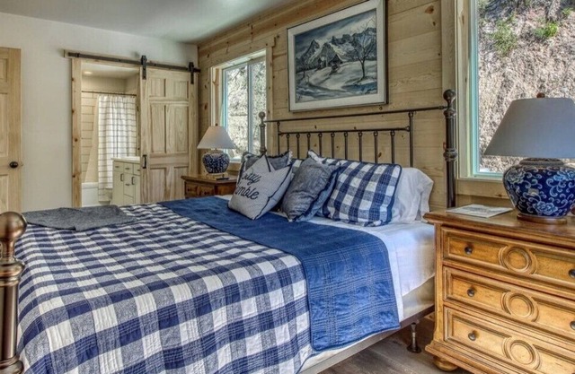 Mountain escape | Views | Family Friendly | Pet Friendly | Hillside Hideaway