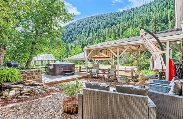 Mountain Escape w/ Hot Tub Near Mt Evans & Hiking