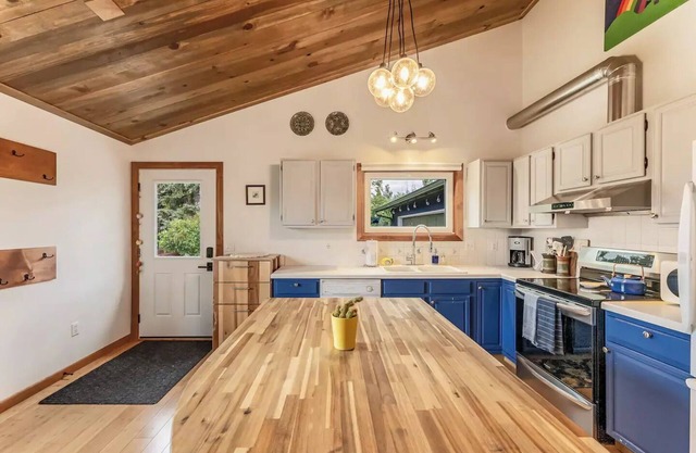 Mountain Escape: with Sauna near Yellowstone