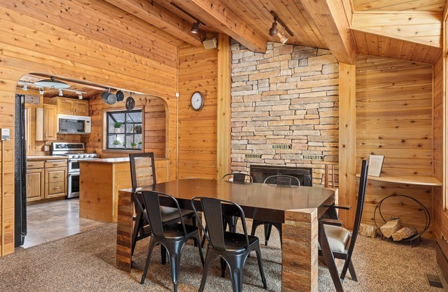 Mountain Family Cabin w/ 4 bedrooms & pool table