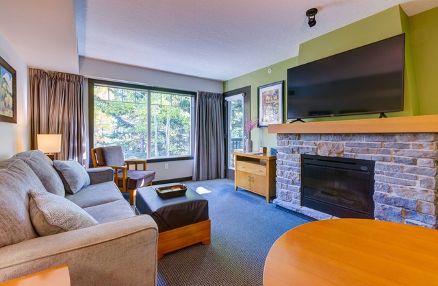 Mountain & Forest Views, Hot Tub: Top Floor 1 Bed 1 Bath; Pets OK