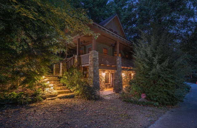 Eine Weile im Leerlauf: Village of Cheshire I Haustierfreundlich I Modern 3 BR / 3 BA Home