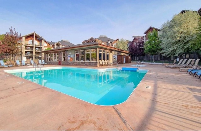 Mountain getaway condo - 5 min walk to the beach!