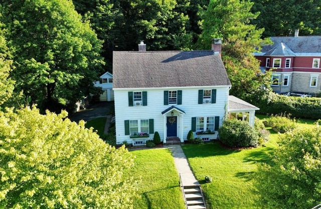 Mountain getaway in the Berkshires - walk to trails & town!