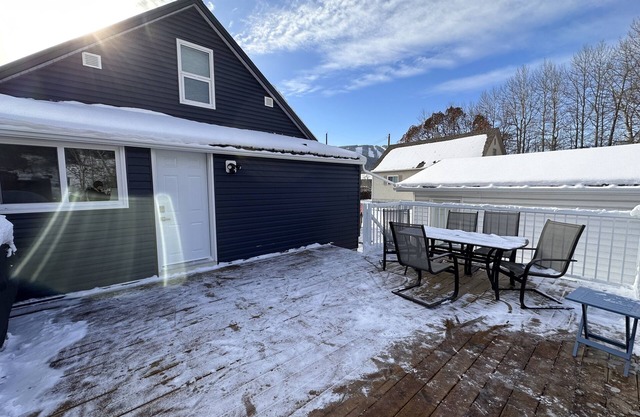 Mountain getaway w/ hot tub & heated garage
