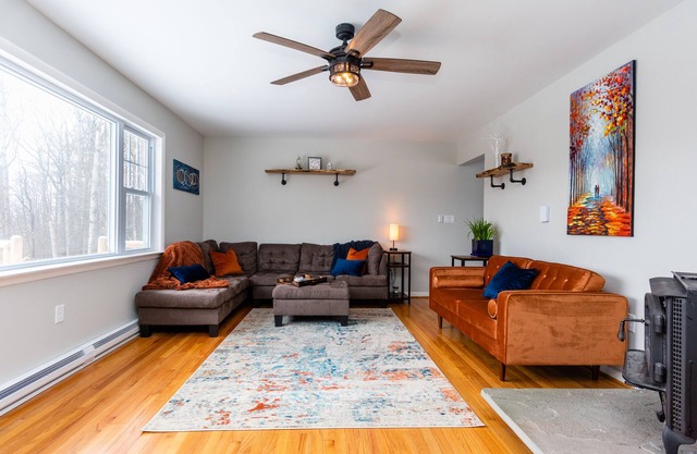 Mountain Getaway w/ Hottub, Views, Gamesroom, Fire Pit