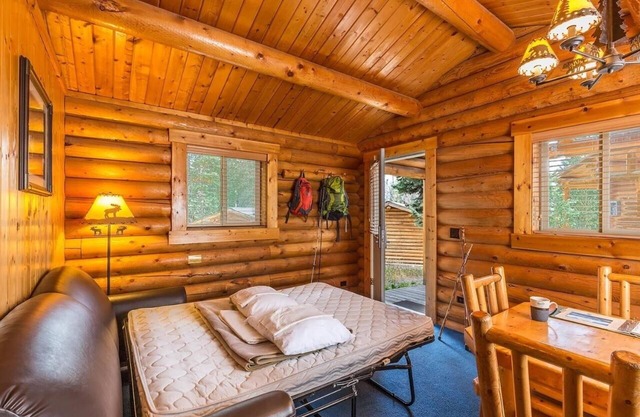 Mountain Getaway with Alpine Decor | Free Onsite Parking & Pet-friendly