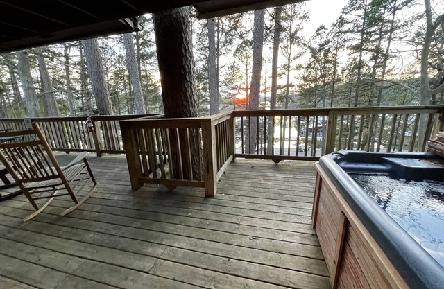 Mountain Harbor two bedroom Lodge cottage by RedAwning