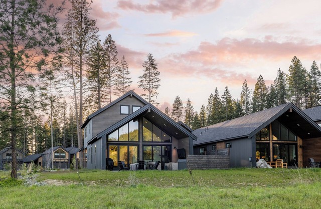 Mountain Haven: Nature Views, Hot Tub, Fire-Pit