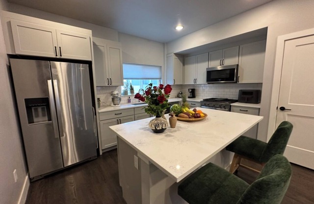 Mountain Haven Townhome in Denver. W/keyless entry. Pet Friendly.