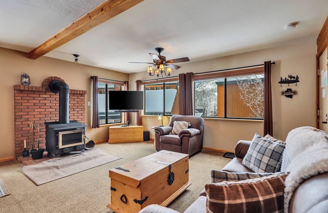 Mountain Hideaway Condo Across the Street from Giant Steps