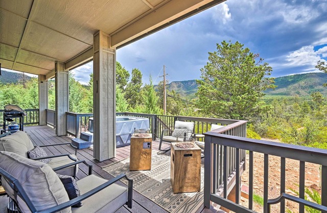 'mountain High Pines Retreat' w/ Hot Tub & Views!
