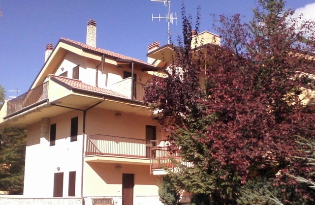 Urlaub in den Bergen mit Garten, Terrasse und Kamin. Panoramablick