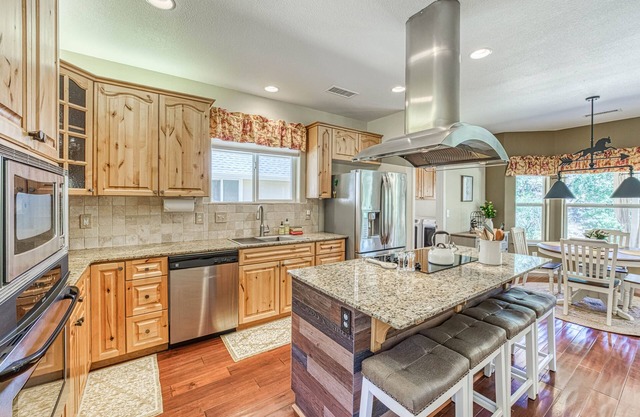 Mountain home near Yosemite with sweeping views, high-speed Starlink internet