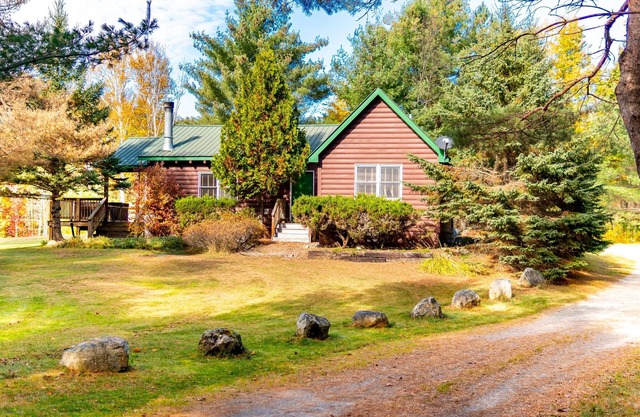 Esther Mountain Chalet: Luxus, Hot Tub, Hundefreundlich, 1. 15 Kilometer nach Whiteface, Blick auf die Berge, Schlafmöglichkeiten für 10, Sauna und Kamin