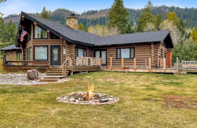 Mountain House, Large Deck, Hot Tub, Near Tamarack Resort!