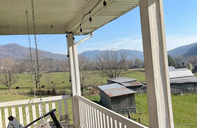 Mountain House near the Appalachian Trail, Watauga Lake, Bristol, & Johnson City