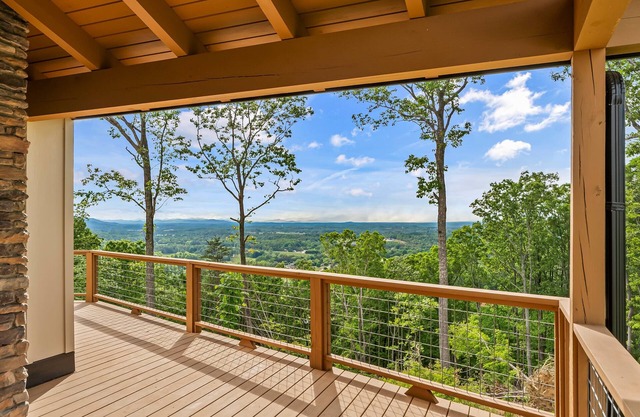 Mountain Jam/panoramic mountain views/hot tub & minutes from I-40 & Morganton