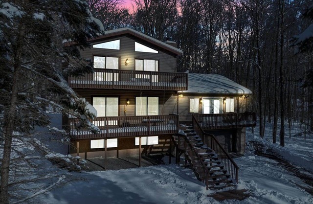Mountain Lake Hideaway - Hot Tub, Game Room & Bar!