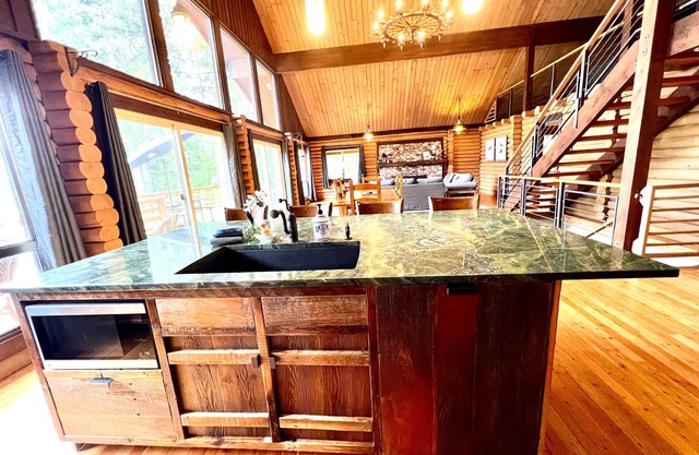 Mountain Lake Place! nWaterfront Mountain View Log Home!