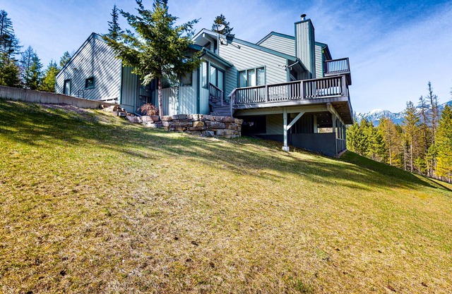 Mountain- & lake-view retreat with private sauna, media room, deck & large yard
