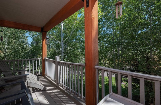 Mountain Laurel Condo: Porch Views, AC, Close to Music on Main