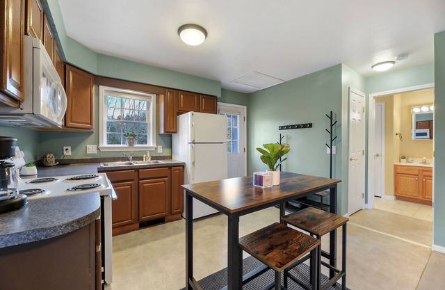 Mountain living, Hot Tub, 1 bedroom apartment