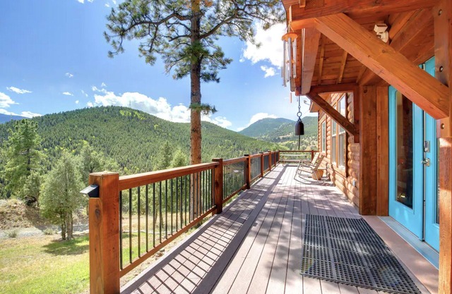 Mountain Liv’n Modern 100% Off-grid Home with Amazing Views