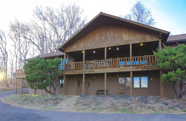 Mountain Lodge: Heated Pool 83°