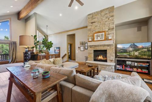 Mountain Luxury, Sleeps 10, Private Hot Tub, 15 Min to Canyons, Ideal for Family Getaways!