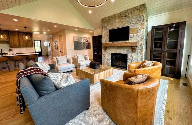 Mountain Modern Cabin in Driggs — Hot Tub, A/C, Fire Pit, Chef's Kitchen