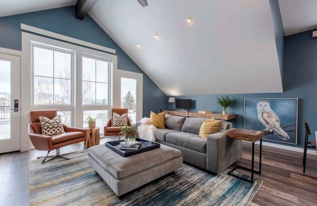 Mountain Modern - In-town with rooftop terrace!