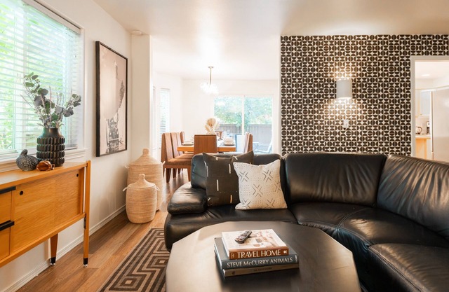 Mountain Modern, Kid and Pet Friendly, AC,Kayak,SUPs, Sleeps 10, BBQ, Fireplace