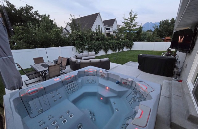 Mountain Modern Marvel w/ Hot Tub and Pet Friendly