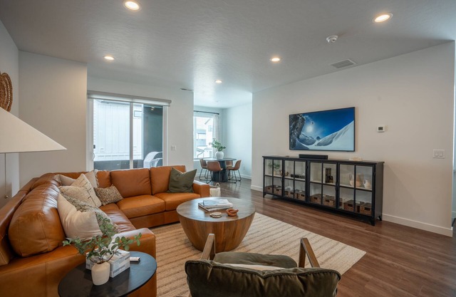Mountain Modern home with cozy furnishings. Free EV Wall Charger.