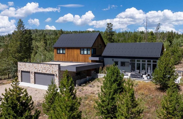 Mountain Modern Villa- Comfort and Space for All- Top of the Hill!
